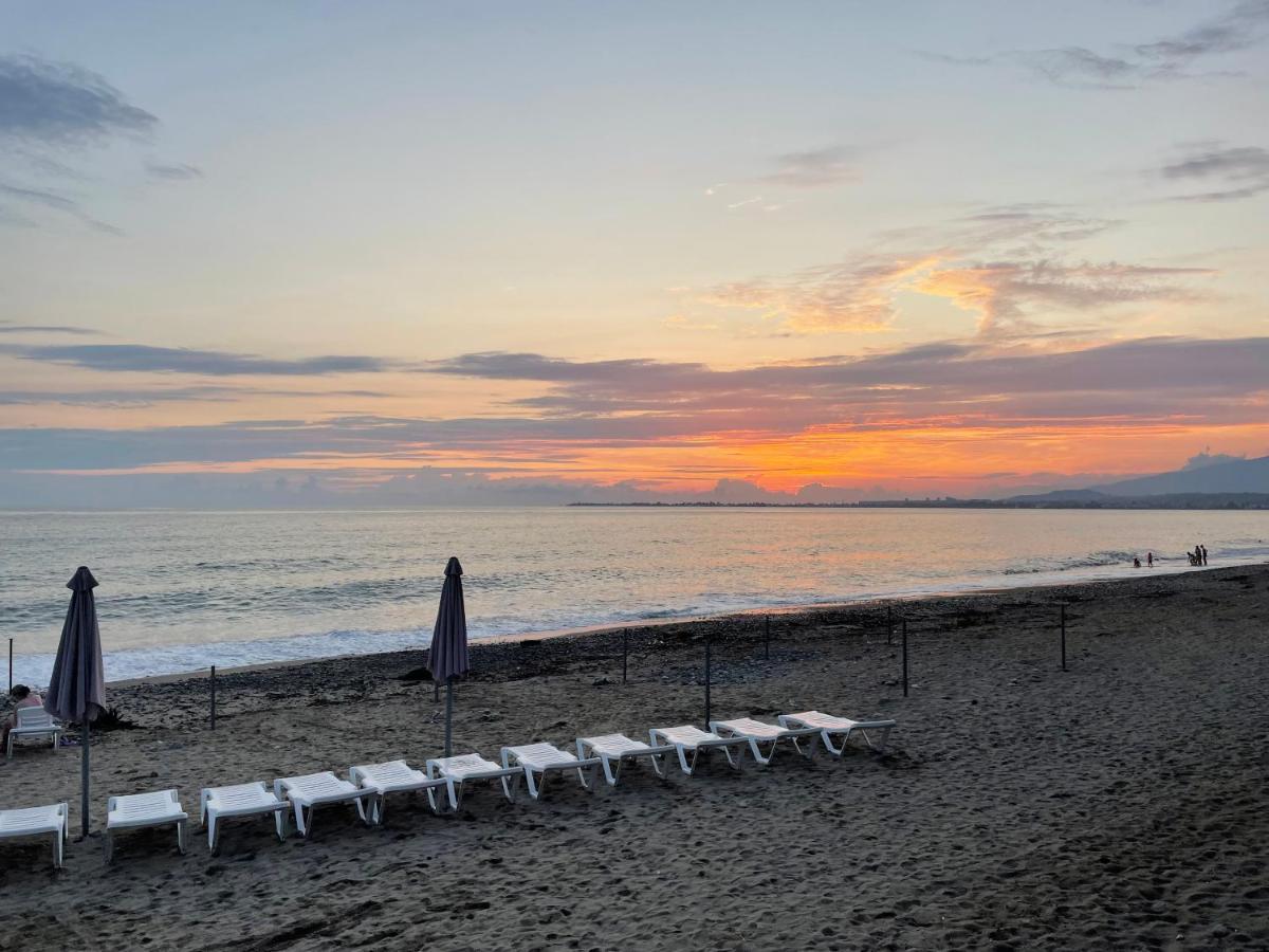 Hotel Black Sea Сухумі Екстер'єр фото