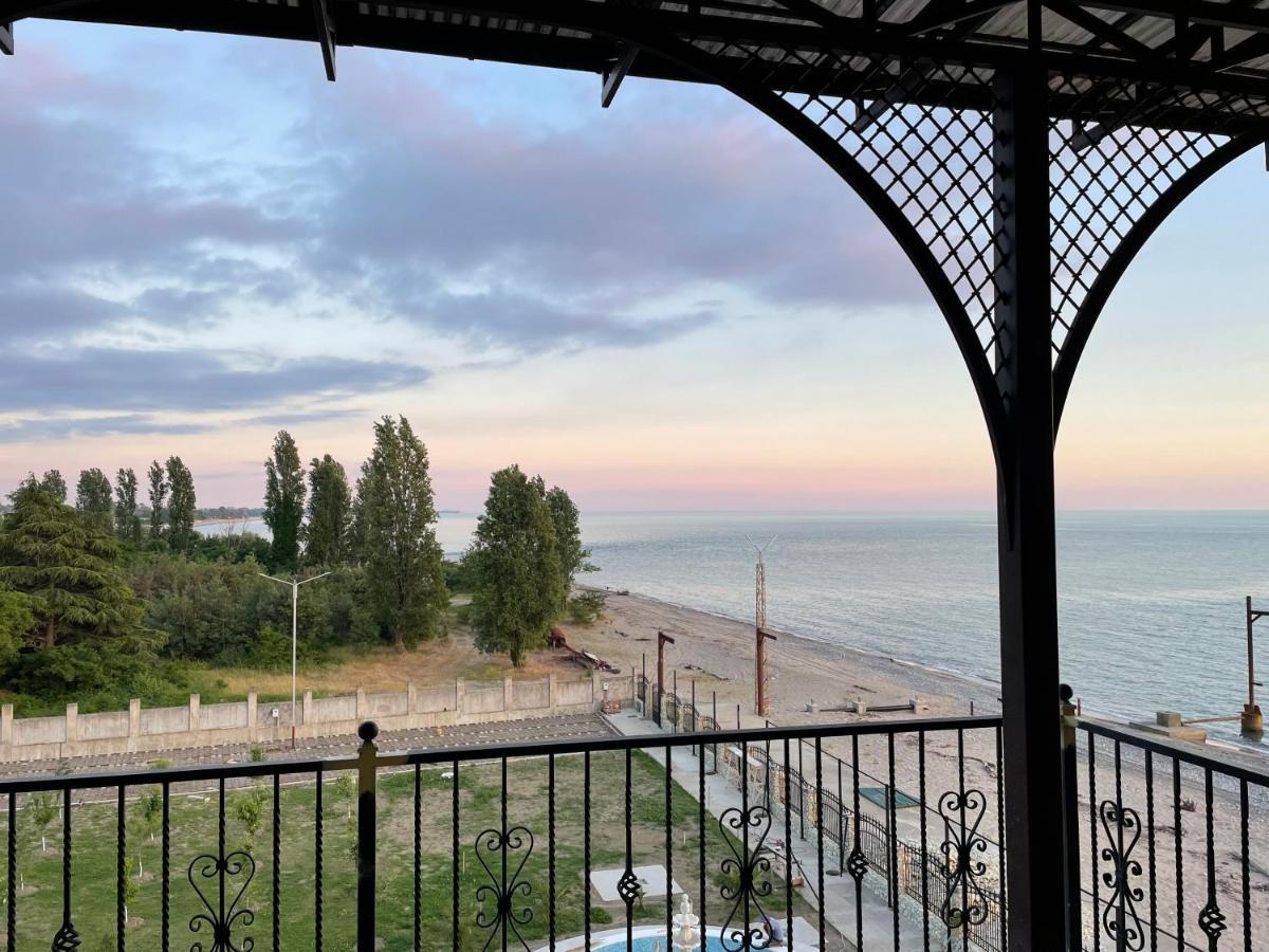 Hotel Black Sea Сухумі Екстер'єр фото
